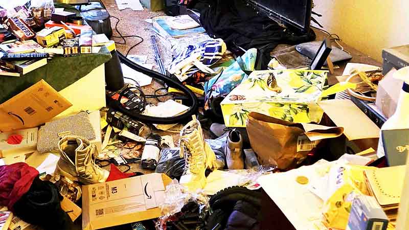 Stark vermüllter Innenraum einer Messie-Wohnung vor der fachgerechten Entrümpelung