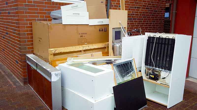 Demontierte Küche mit Kühlschrank, Dunstabzugshaube und Elektrogeräten zur direkten Sperrmüllabholung und Entsorgung im Zuge einer Haushaltsauflösung
