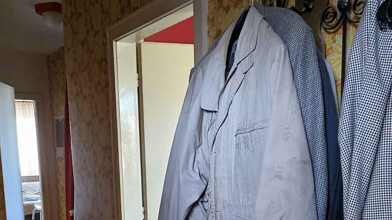 Blick in den Flur einer Wohnung mit einer Garderobe