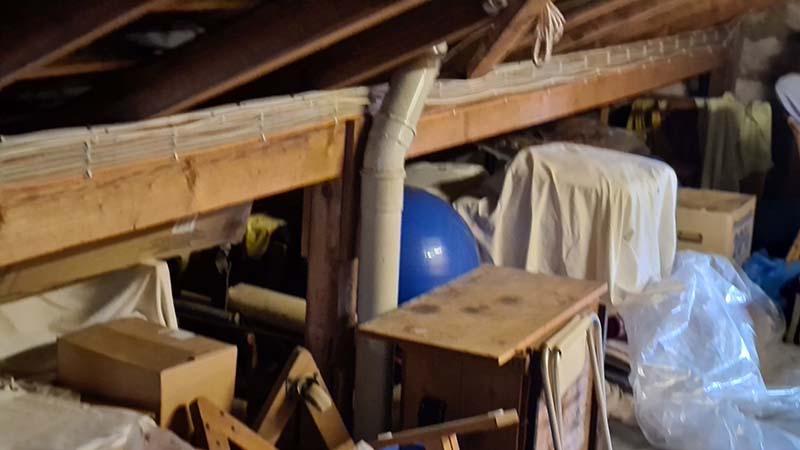 Vollgestellter Dachboden vor dem Entrümpeln