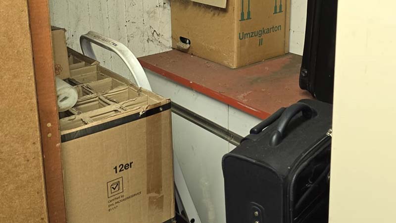 Blick in einen vollgestellten Raum